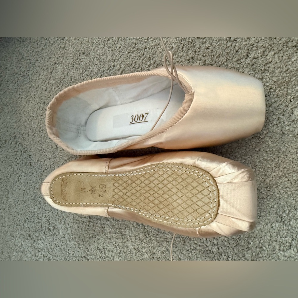 Nikolay 3007 - 6XX medium shank - never worn!